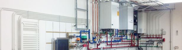 Impianti idraulici, termoclima e gas installati nella sala tecnica della Termoidraulica Nigrelli di Guidonia, Roma
