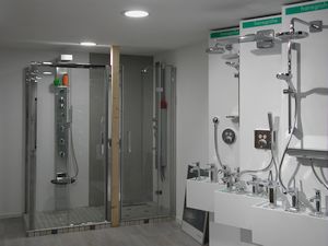Cabine idromassaggio e rubinetteria Hansgrohe in esposizione presso la Termoidraulica Nigrelli di Guidonia, Roma