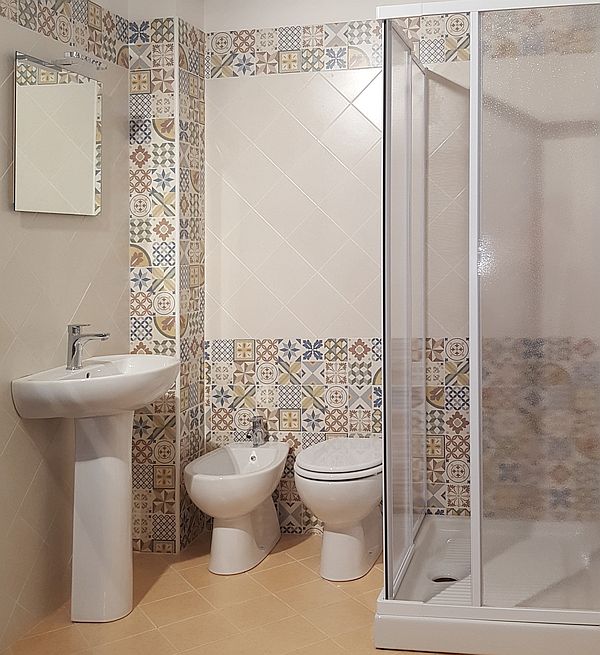 Promozione bagno completo di sanitari, rubinetteria, piastrelle di rivestimento, piatto e box doccia