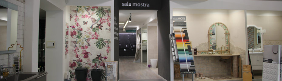 La sala mostra arredobagno e showroom ceramiche presso la Termoidraulica Nigrelli di Guidonia, Roma