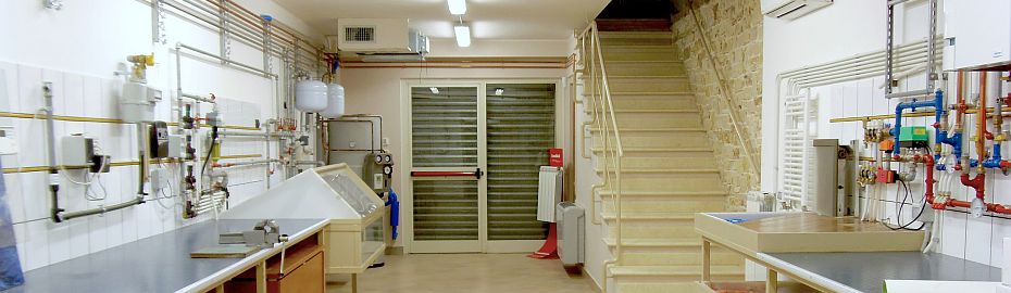 Sala tecnica con impianti termoidraulici, termoclima e gas in funzione presso la Termoidraulica Nigrelli di Guidonia, Roma