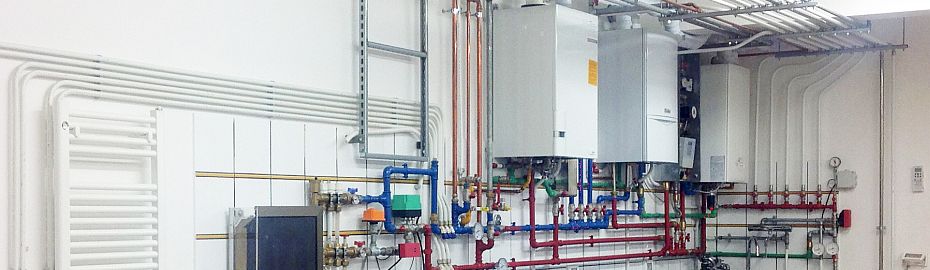 Impianti idraulici, termoclima e gas in funzione presso la sala tecnica della Termoidraulica Nigrelli, Guidonia, Roma